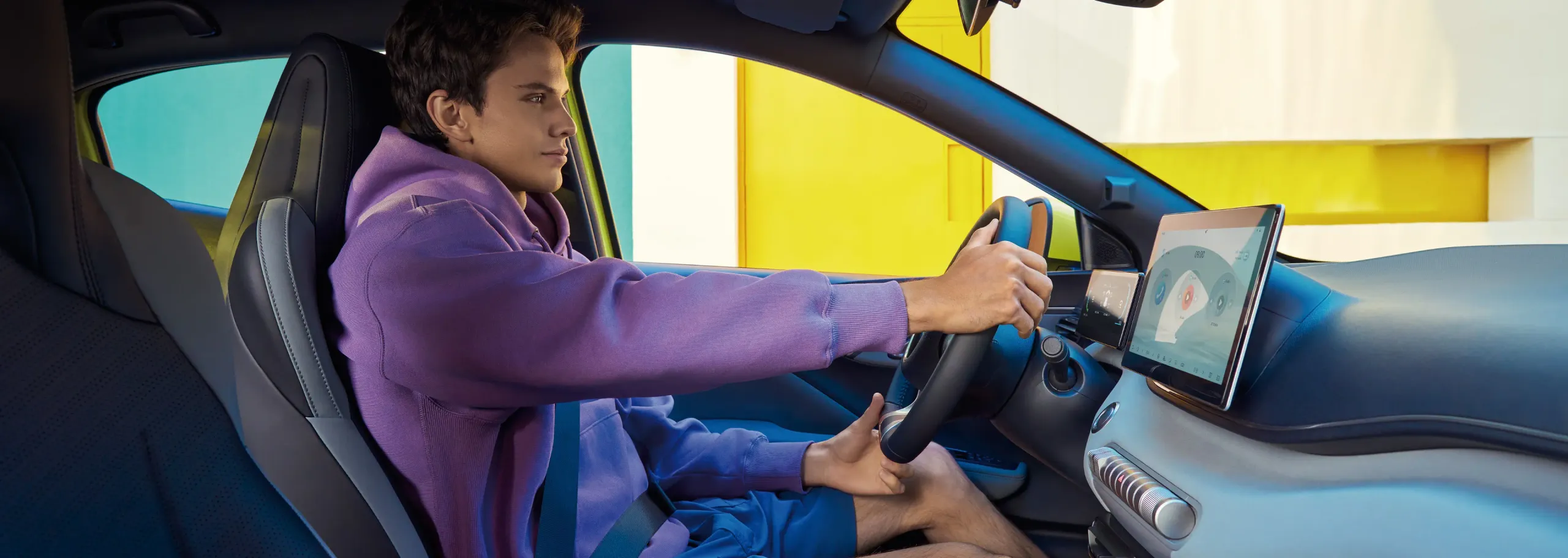 Pessoa ao volante no novo BYD DOLPHIN SURF