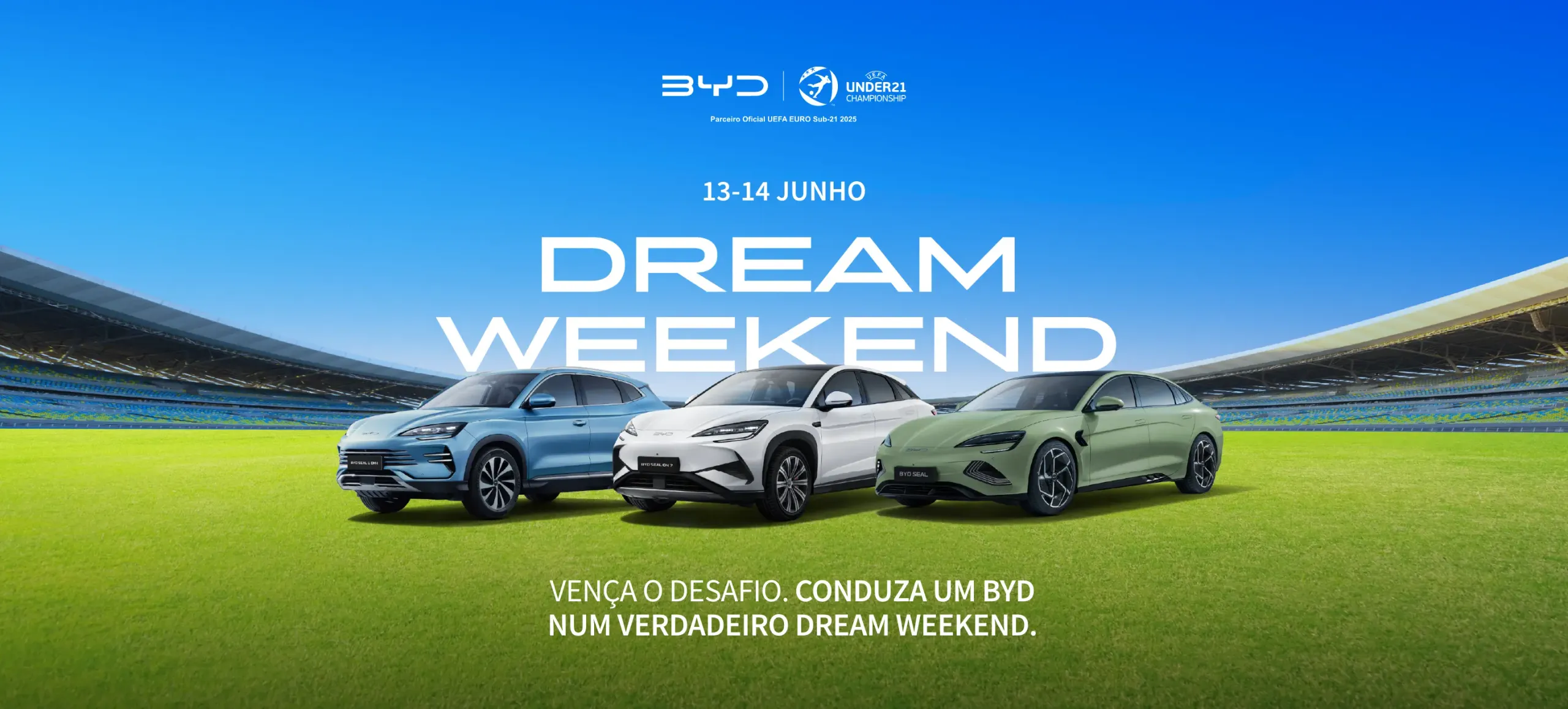 Três BYD's parados num revaldo de um estádio
