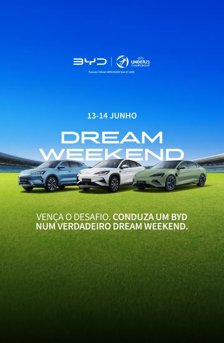Três BYD's parados num revaldo de um estádio