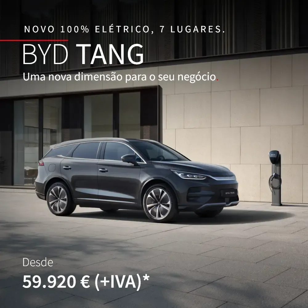 Novo BYD TANG parado ao pé de um posto de carregamento