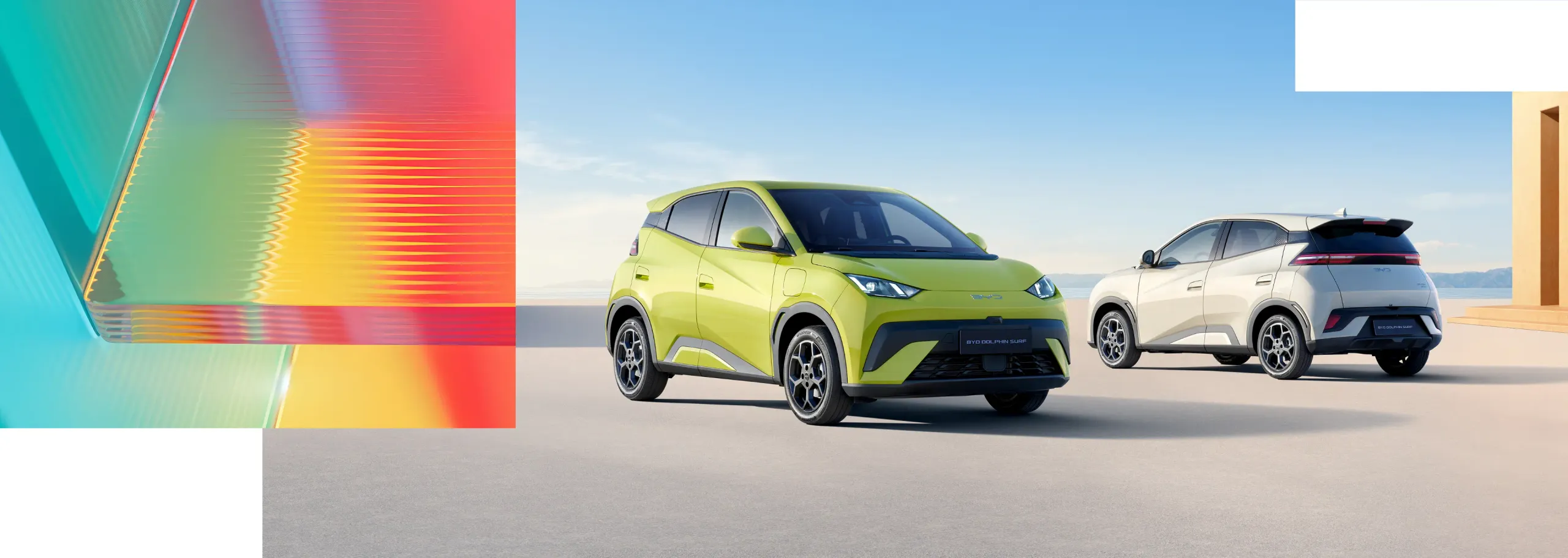 Dois carros BYD parados 