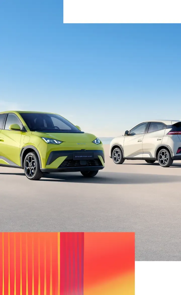 Dois carros BYD parados