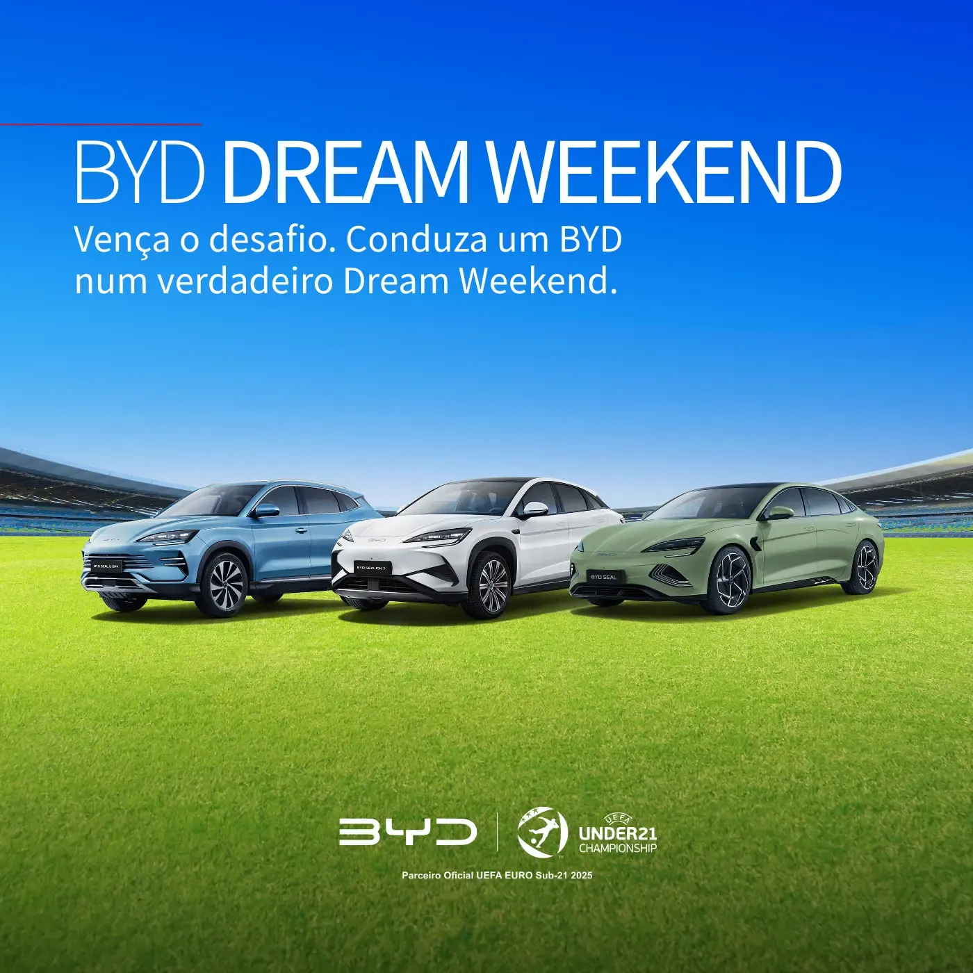 Três BYD's parados num revaldo de um estádio