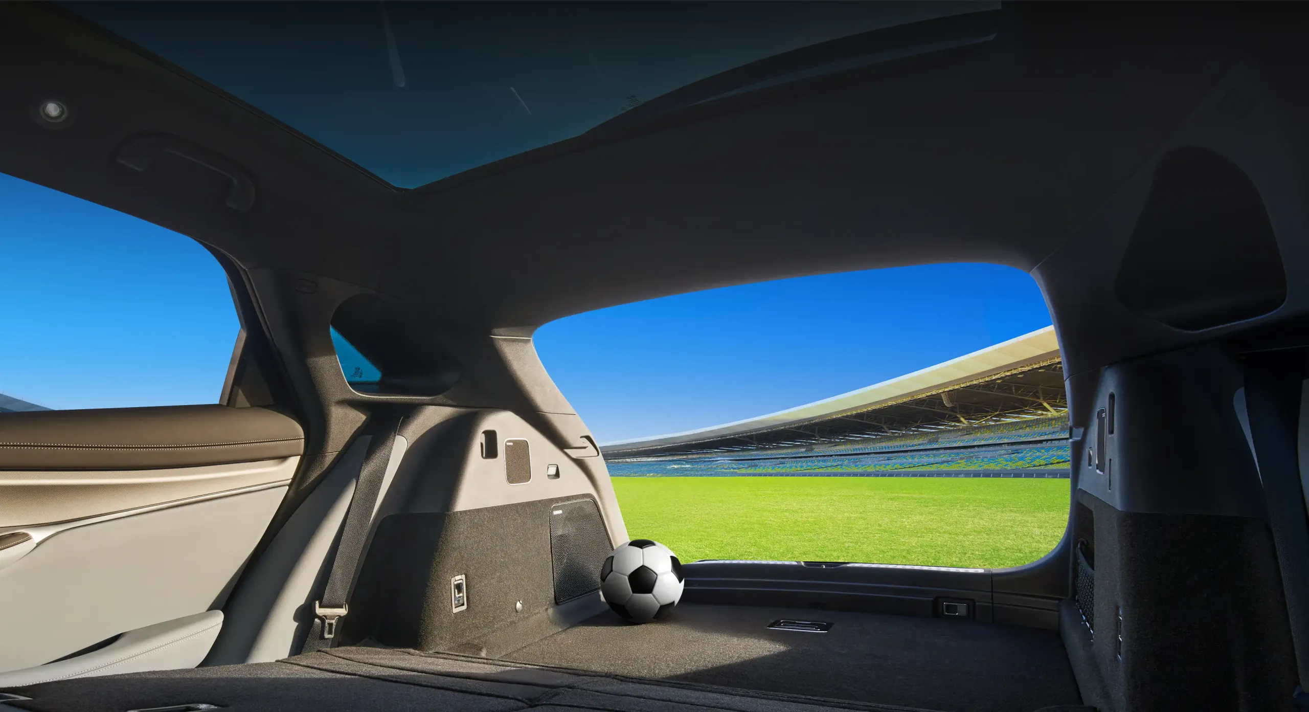 Bagageira aberta de um BYD num estádio de futebol