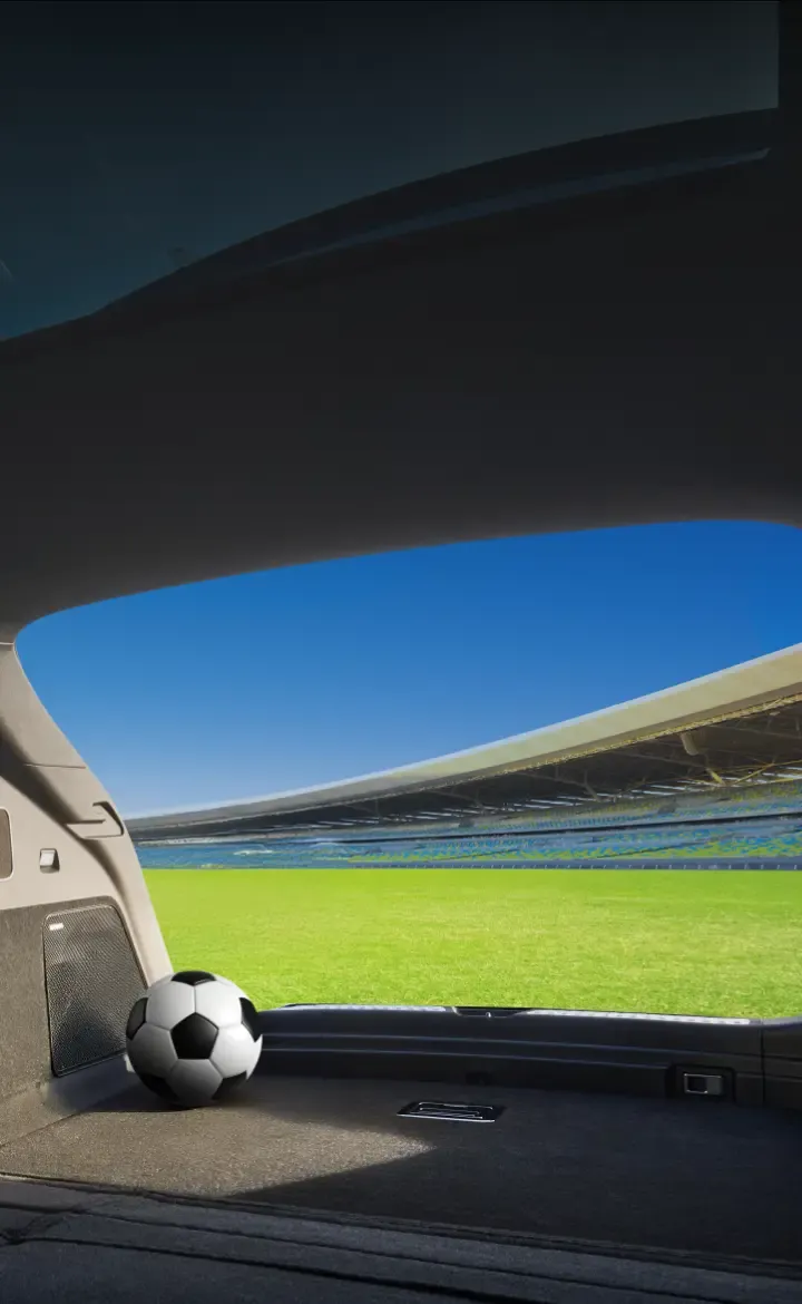 Bagageira aberta de um BYD num estádio de futebol