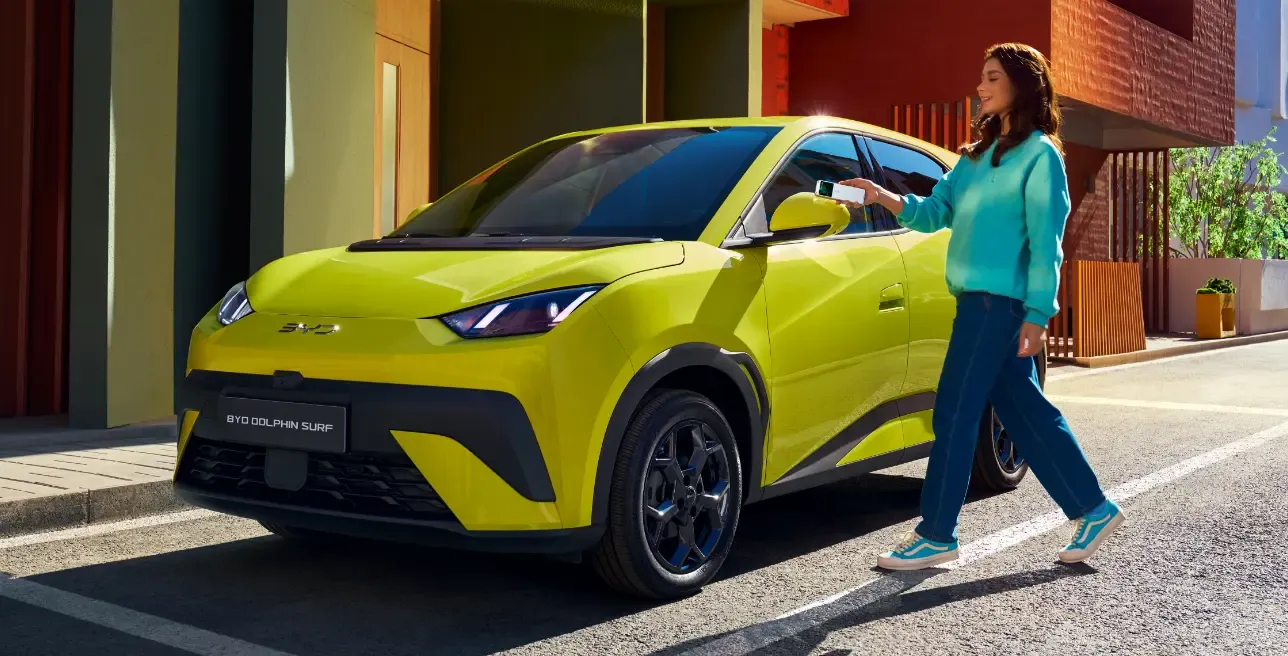 Pessoa a destrancar o carro pelo telemóvel