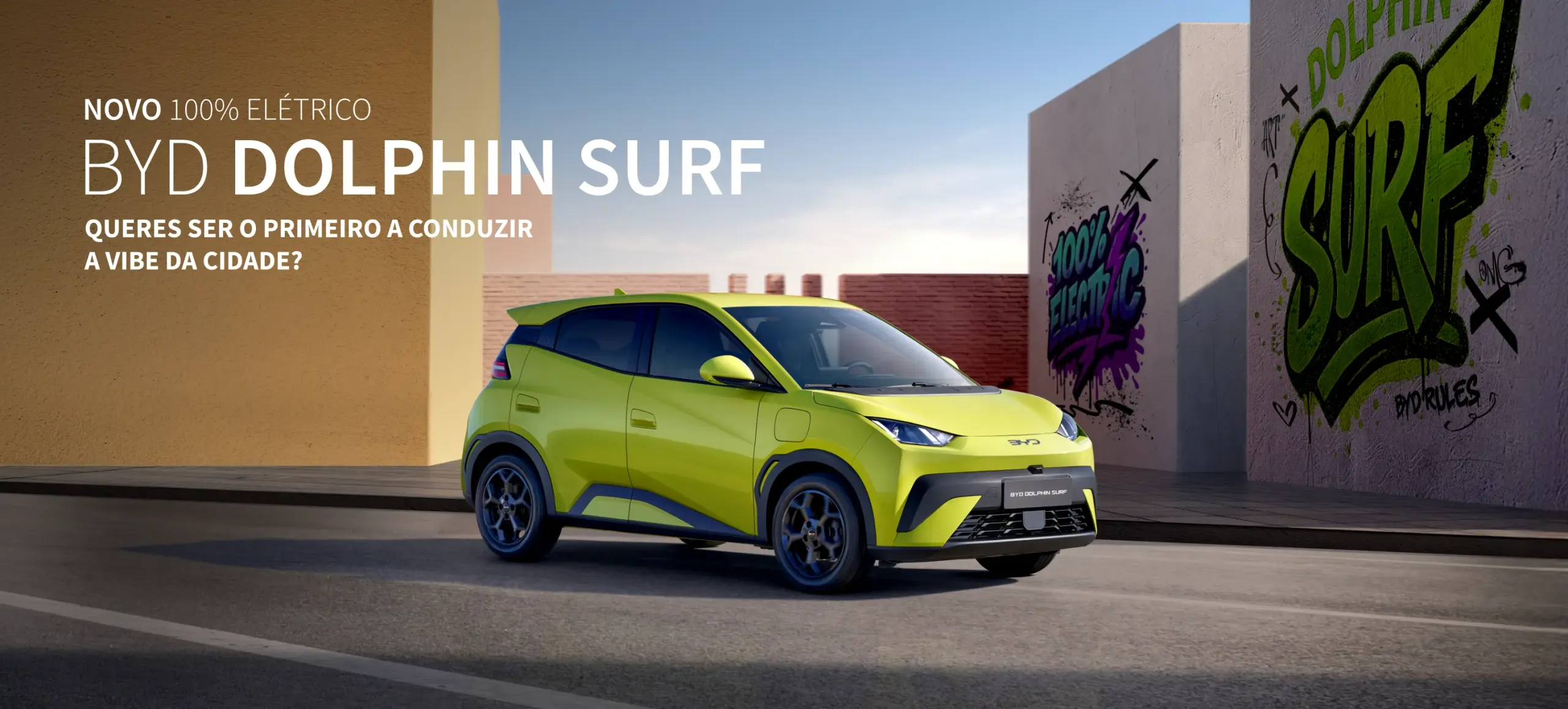 BYD DOLPHIN SURF parado na estrada com grafitis atrás