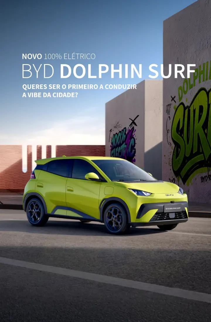 BYD DOLPHIN SURF parado na estrada com grafitis atrás