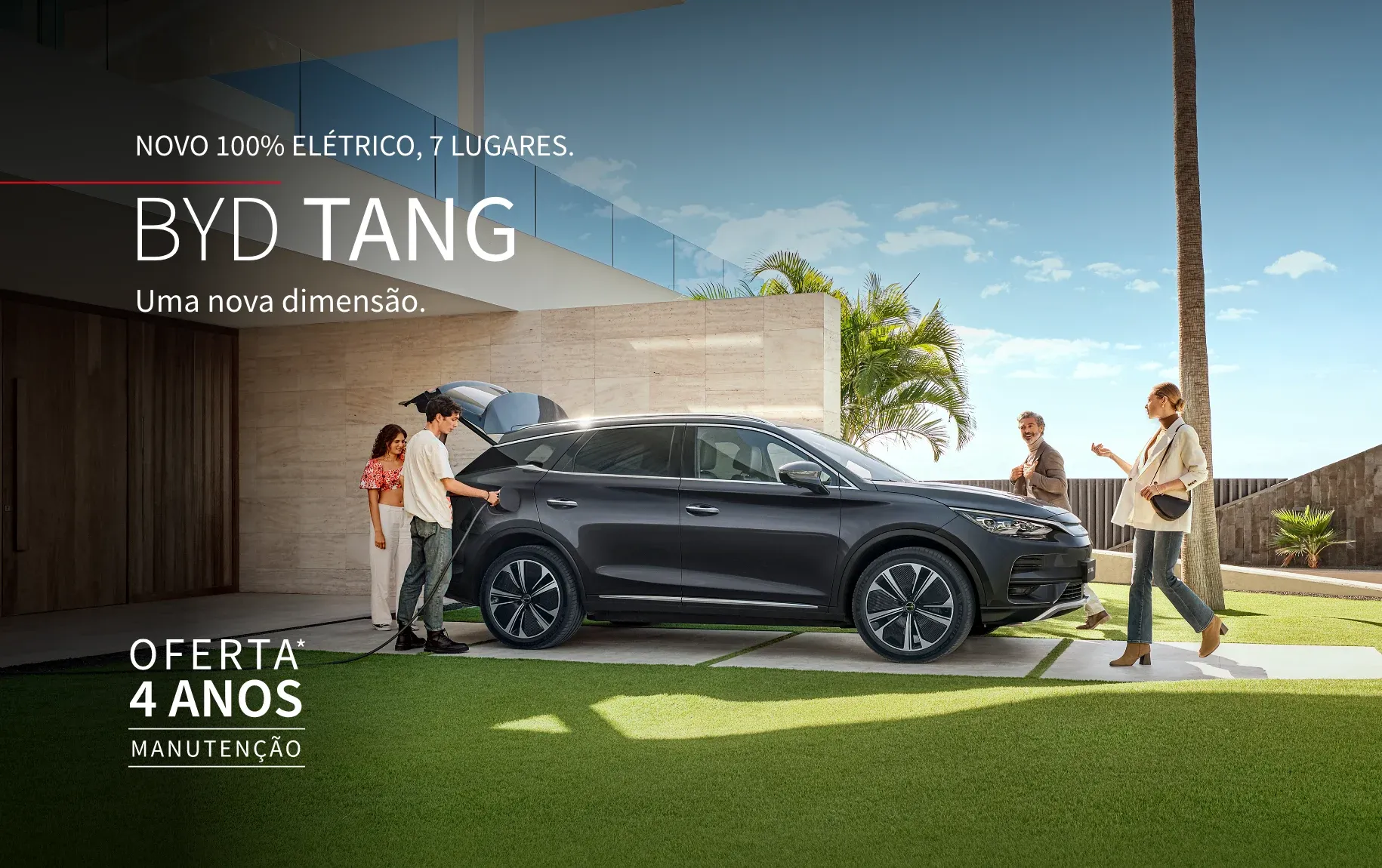 BYD TANG a carregar estacionado à porta de casa