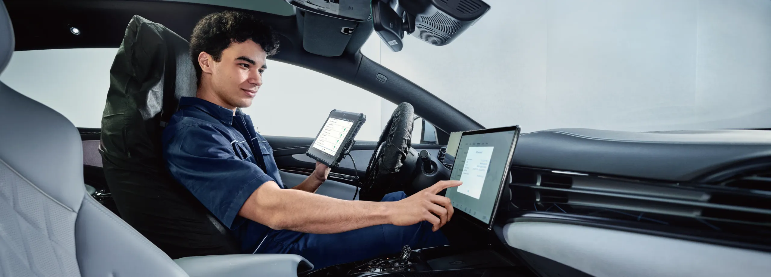 Técnico da BYD Service no interior do BYD faz a manutenção automóvel do software.