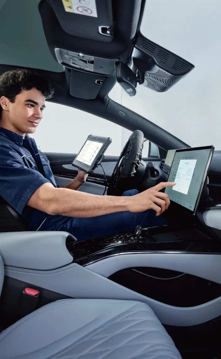 Técnico da BYD Service no interior do BYD faz a manutenção automóvel do software.
