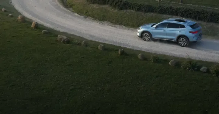 BYD SEAL U em andamento numa estrada pelo campo.