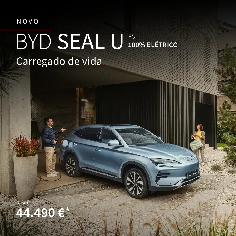 BYD SEAL U estacionado no exterior de uma habitação, com um homem a falar para a uma mulher e a carregar o BYD SEAL U