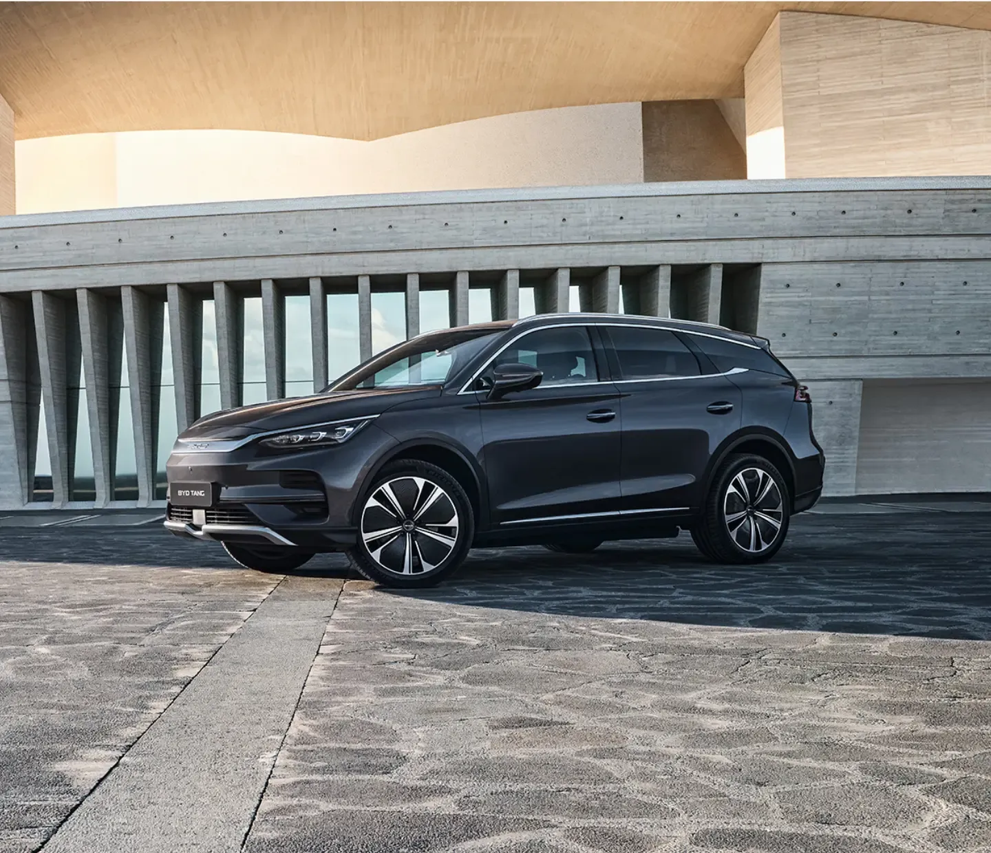 BYD Tang parado à frente de um edifício 