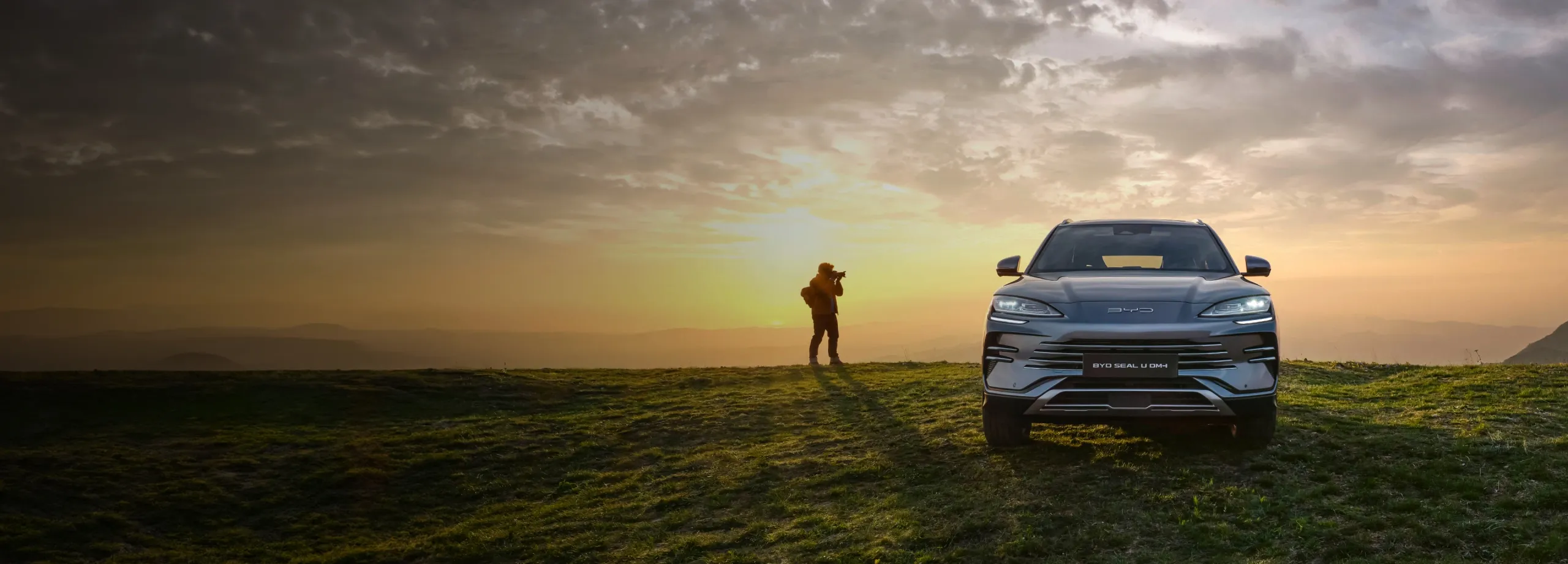 BYD SEAL U DM-i parado num planalto verdejante