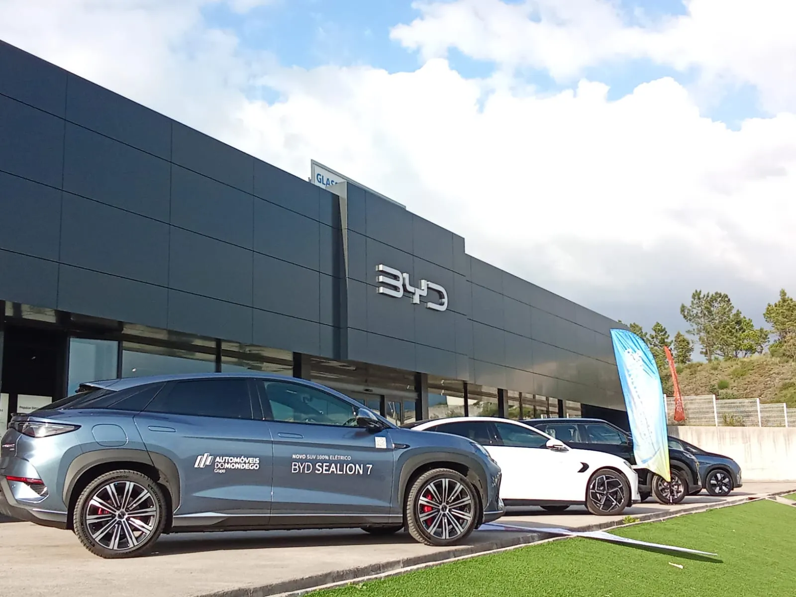 Imagem do Concessionário BYD em Coimbra com a infraestrutura e os carros em exposição  